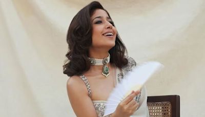 Actress Shweta Tripathi's Grey-white Saree Is Perfect Wedding Wear - News18