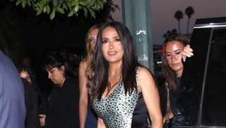 Marca cintura como Salma Hayek con este truco de estilo