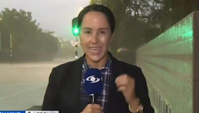 [Video] Érika Zapata quedó empapada en informe de Noticias Caracol por fuerte aguacero