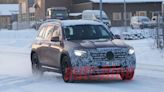 2024 Mercedes-Benz GLB小改款玫瑰金色輕偽裝現身冰天雪地，預計今年正式登場