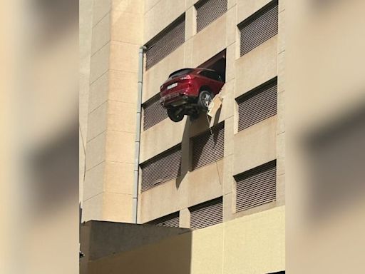 Un coche queda suspendido en la tercera planta de un edificio de aparcamientos de Ibiza