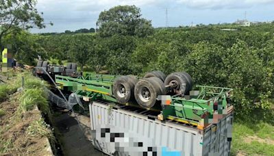 台南國道傳聯結車翻落邊坡 駕駛輕傷