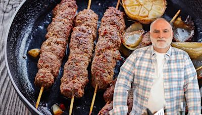 El kofta kebab, la receta preferida de José Andrés para hacer a la parrilla este verano