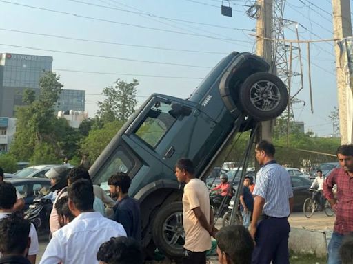 Mahindra Thar Hit by Honda Amaze, Goes Up Electricity Pole » Car Blog India