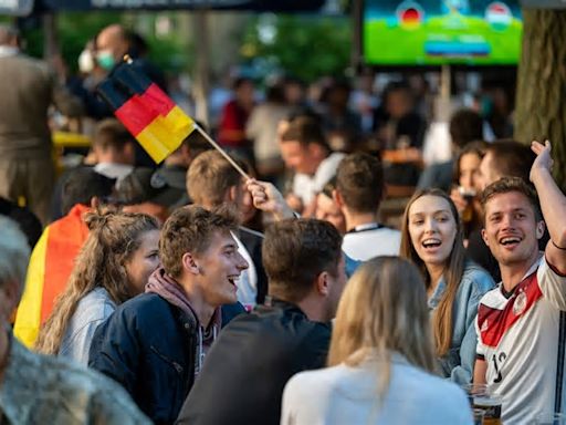 Rheinuferstraße wird gesperrt: Stadt Köln richtet zusätzliche Public-Viewing-Fläche zur Fußball-EM ein