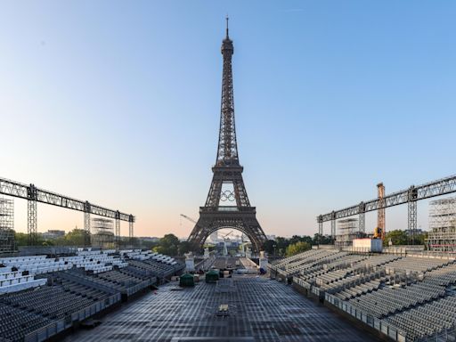 La Torre Eiffel exhibe los 5 aros olímpicos