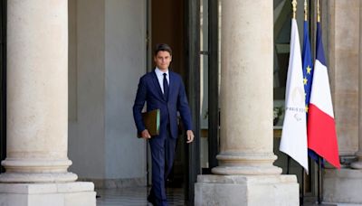 Premier ministre et chef de groupe, le drôle de costume de Gabriel Attal