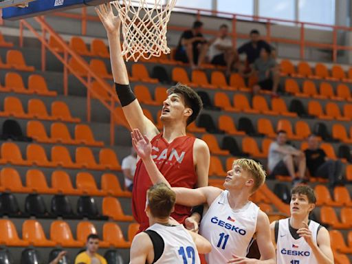 Con sus 2,36 metros, este joven está a punto de convertirse en el jugador de baloncesto universitario más alto de la historia