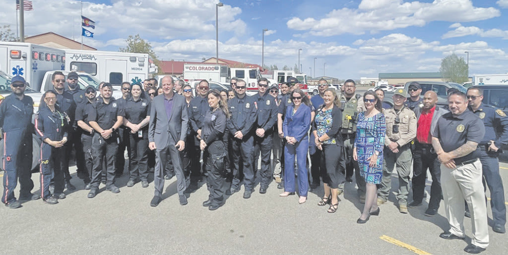 Polis visits with local EMS responders