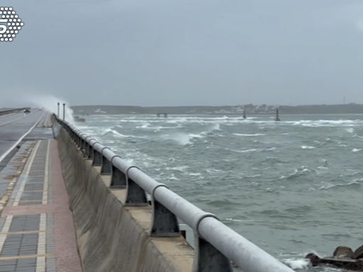 趁雨停！澎湖遊客「跨海大橋」打卡 險遭浪襲