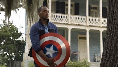 Anthony Mackie unveils a new Captain America suit for the 4th of July