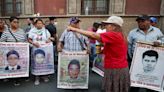 Padres de estudiantes de Ayotzinapa exigen a López Obrador "vínculo" con Sheinbaum