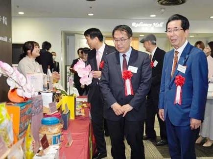 臺南鳳梨上架日本山口丸久超市 黃偉哲率團展示多元農漁特產