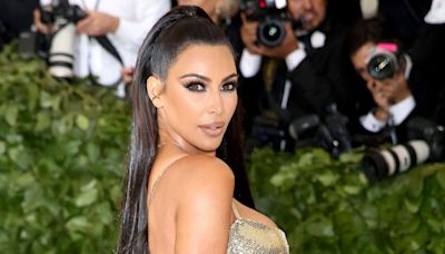 Kim Kardashian presume su cinturita ‘de avispa’ en un diminuto bikini durante sus vacaciones en Turcos y Caicos - La Opinión