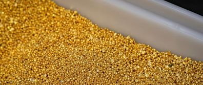 Gold hovers near record high ahead of Fed rate verdict