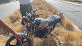 Pareja resulta lesionada tras impactar su motocicleta contra un auto averiado en Lerdo