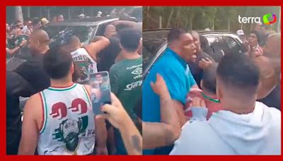 Torcida do Fluminense faz protesto no CT Carlos Castilho e cobra jogadores; veja vídeo