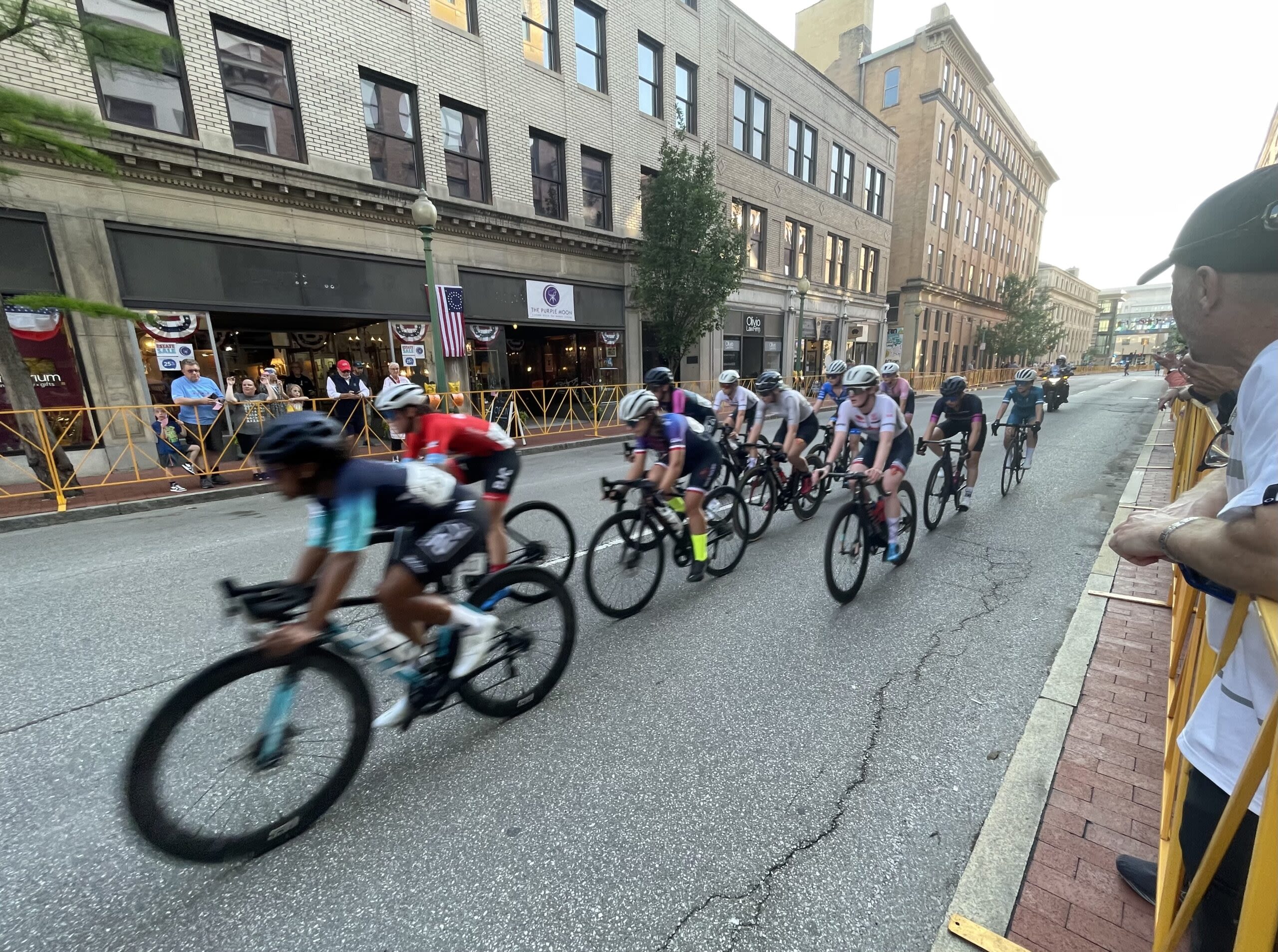 Crit racing excites fans on Charleston's downtown streets - WV MetroNews