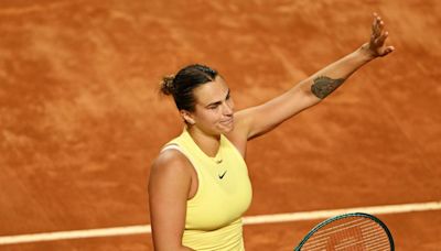 Sabalenka sufre en su estreno en Roma