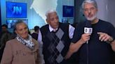 Comovido, Bonner conduz idosos desabrigados do RS para estúdio da Globo