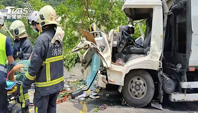 下坡「直直衝」垃圾車撞電桿 1492戶停電