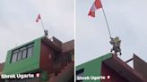 Peruano usa a Shrek para izar la bandera nacional en mes patrio y se hace viral en las redes sociales