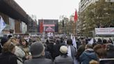 Miles de personas marchan en Santiago por mejores salarios y pensiones dignas