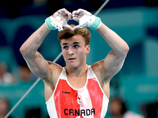 Canadian gymnast Felix Dolci suffers freak accident on high bar — draws roaring ovation for finishing Olympic routine: 'I've never seen this happen before'