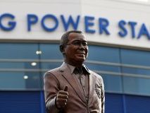 Who owns Leicester? How much did Srivaddhanaprabha pay in 2010?