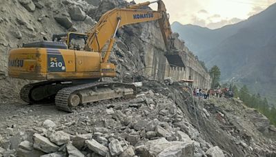 Debris halts traffic on Badrinath highway: Landslides create roadblocks in Joshimath, Bhanerpani – Travel via key route disrupted