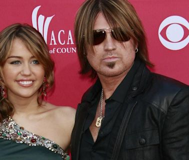 Papá de Miley Cyrus dice que su exesposa lo maltrataba, después de que ella lo acusara