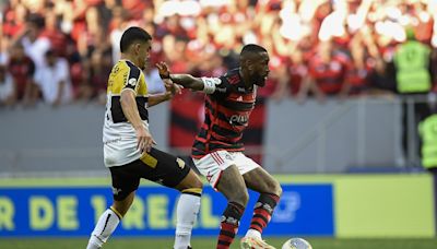 Tite detona gramado do Mané Garrincha, escolhido pela diretoria do Flamengo: 'Risco do joelho de um atleta estourar'