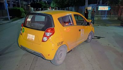 Conductora provoca choque contra taxi y termina por huir