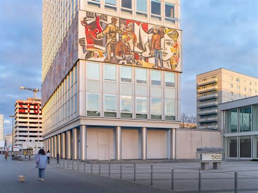 Wie ein neuer Fotoband alle Klischees zur frühen Berliner DDR-Architektur wegfegt. Und warum Tom Tykwer sich das Buch dringend besorgen sollte.