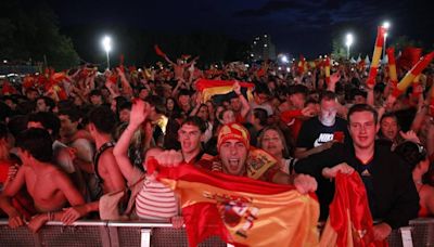 Así han celebrado los asturianos la victoria en la Eurocopa ante Inglaterra: Oyarzabal desata la locura entre los aficionados de la Roja