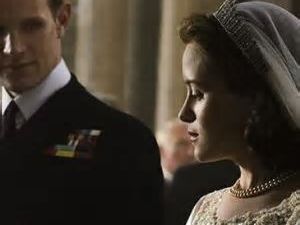 Charles quase morreu? Um intruso entrou no quarto da rainha? Confira o que é real e o que é ficção na série The Crown!