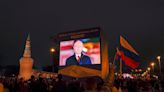Decenas de miles de rusos celebran la anexión de regiones ucranianas en la plaza Roja