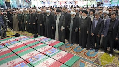 Jamenei encabeza los rezos en los actos funerales celebrados por Raisi en la capital de Irán