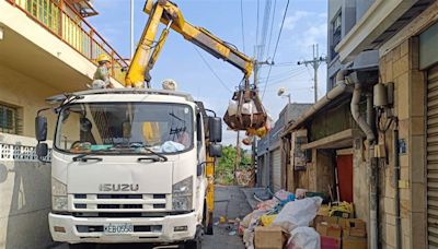 台中潭子「垃圾屋」曝光！獨居老人寧住公車站 也不願清垃圾