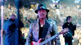 Carlos Santana “está bien” después de colapsar en el escenario en Michigan