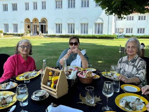 Bollywood veterans Asha Parekh, Waheeda Rehman and Helen enjoy a vacation in Srinagar; pictures inside