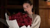 Bruna Marquezine posta foto com buquê de flores após Dia dos Namorados e reforça rumores de namoro com João Guilherme