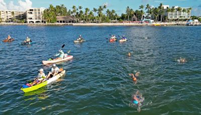 Más de 300 nadadores compiten para preservar un faro de los Cayos de Florida