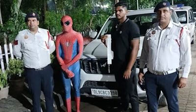 'Homem-aranha' é preso por andar em capô de carro na Índia