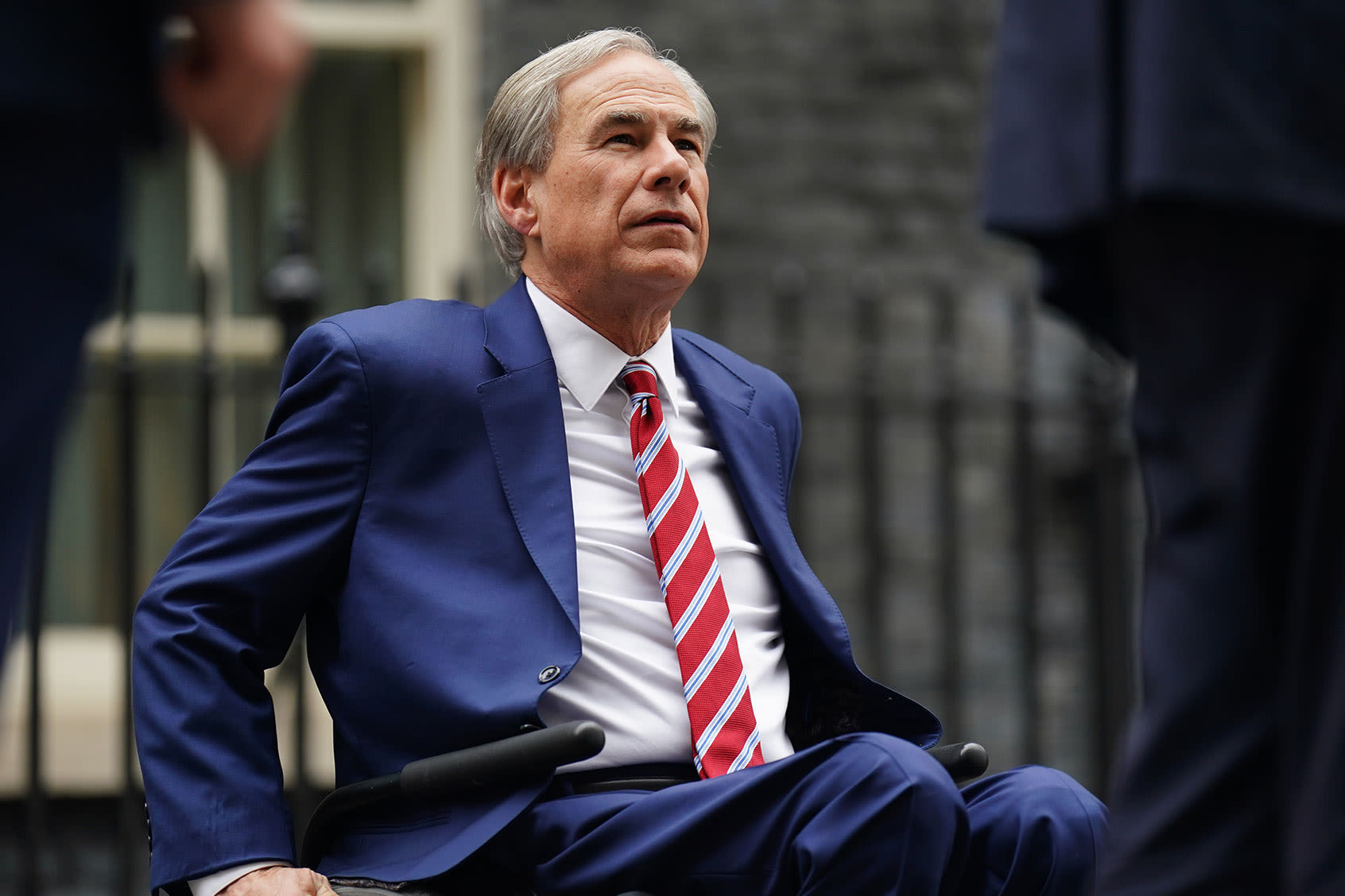 Greg Abbott attacks Harris for busing migrants — before bragging about doing the same thing