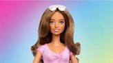 Mattel presenta su primera Barbie ciega, con bastón y lentes de sol