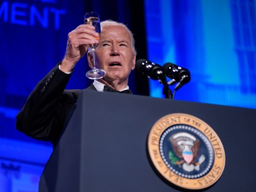 Joe Biden celebra a la prensa en la Casa Blanca mientras cientos de manifestantes critican su apoyo a Israel - El Diario NY