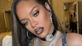 Rihanna segura filho de ponta cabeça e é detonada - OFuxico