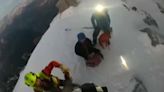 NO COMMENT: Rescatan con un helicóptero a tres alpinistas polacos atrapados en una cima de los Alpes