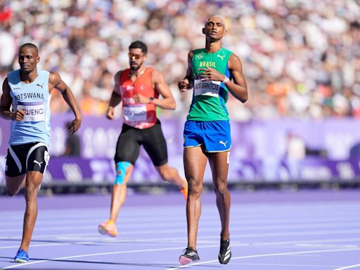 Karsten Warholm, Rai Benjamin and Alison dos Santos all advance in 400 hurdles heats at Paris Games